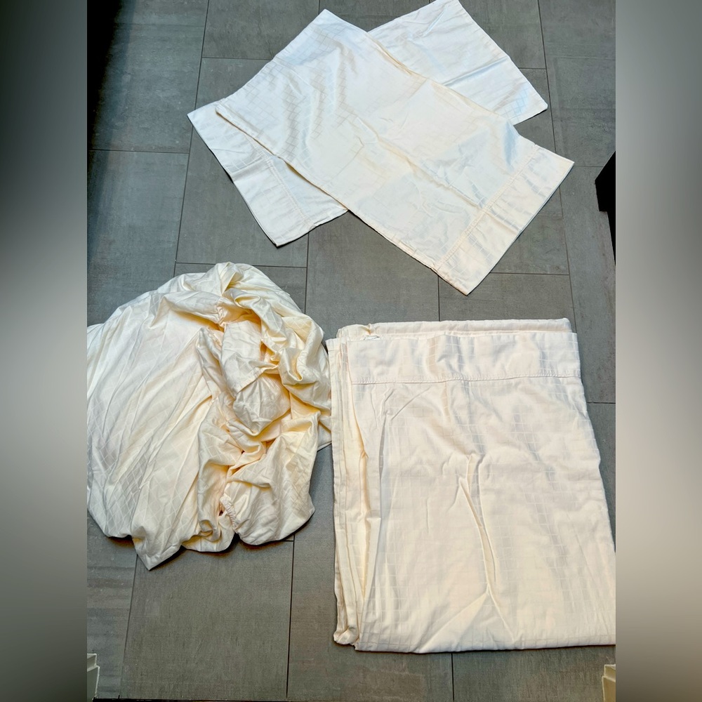 Queen size sheet set in cream color w subtle pattern - cotton/poly blend.